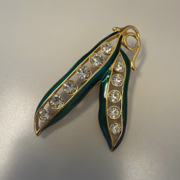 Monet Jewelry - Elegant Monet Signed Green Pea Pod Brooch